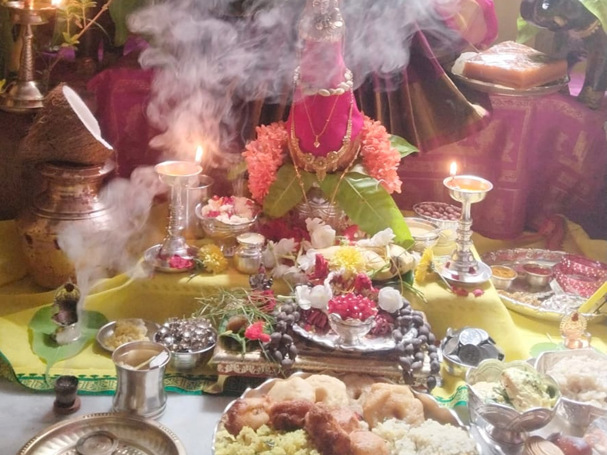 Varalakshmi_20Vratham_202025_20Selfie_20With_20Pooja_20Decoration_20Photos_20_2812_29.jpg 12