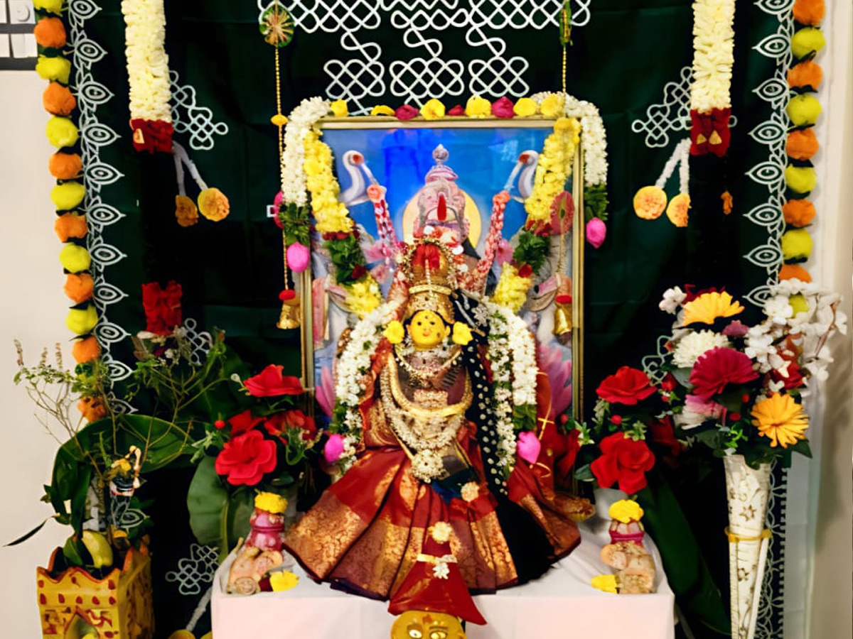Varalakshmi_20Vratham_202025_20Selfie_20With_20Pooja_20Decoration_20Photos_20_289_29.jpg 9