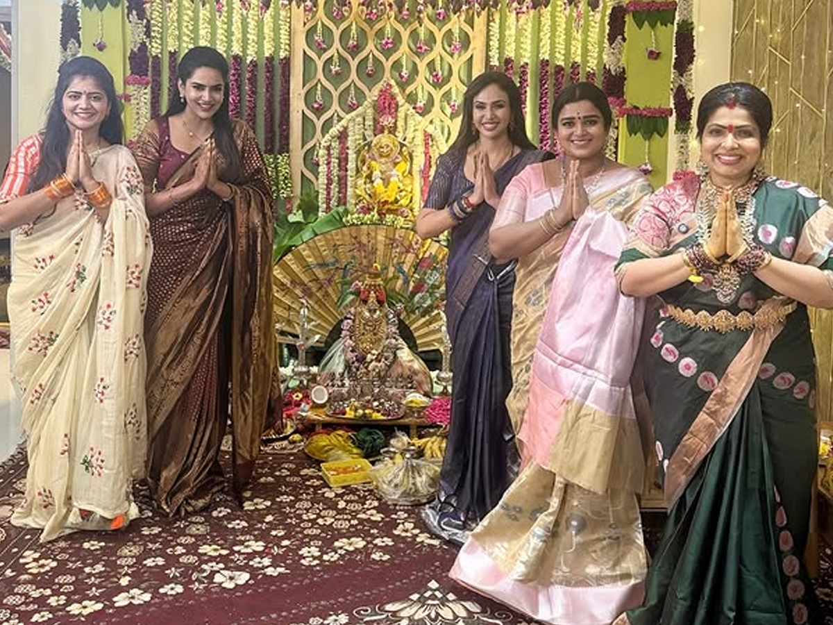 varalakshmi_20vratham_20actress8.jpg 9