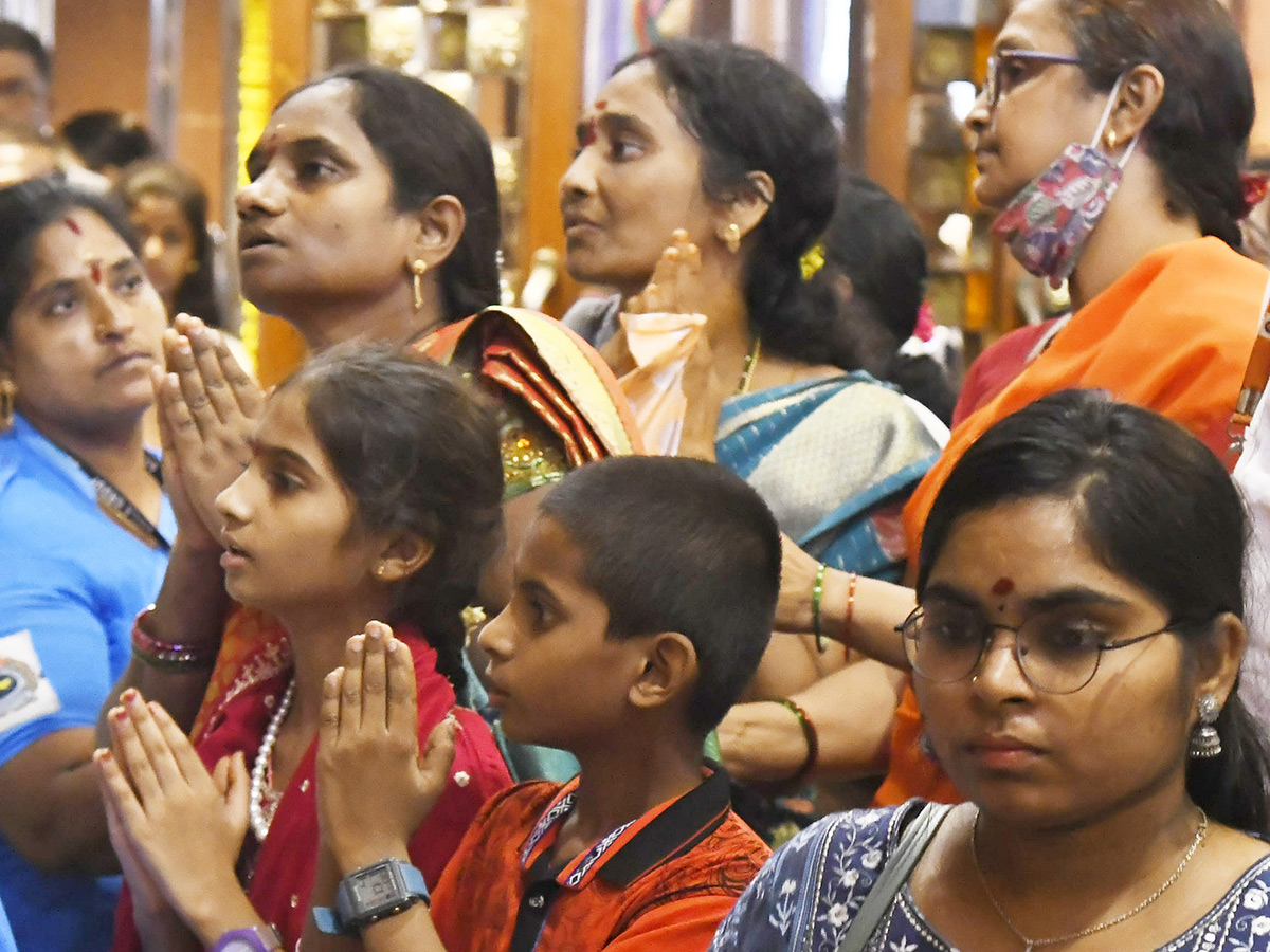 Devotee_20Rush_20at_20Durga_20Temple_20Vijayawada__20_2811_29.jpg 11