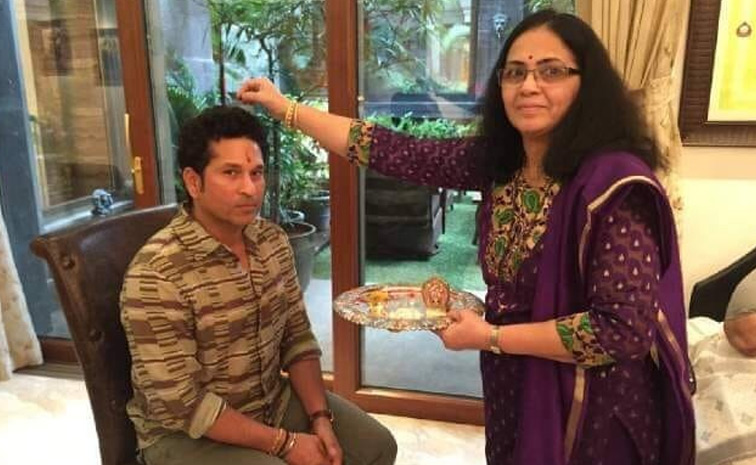 cricketers_20Tying_20Rakhi_20with_20Their_20sisters_20Photos_20_2814_29.jpg 2