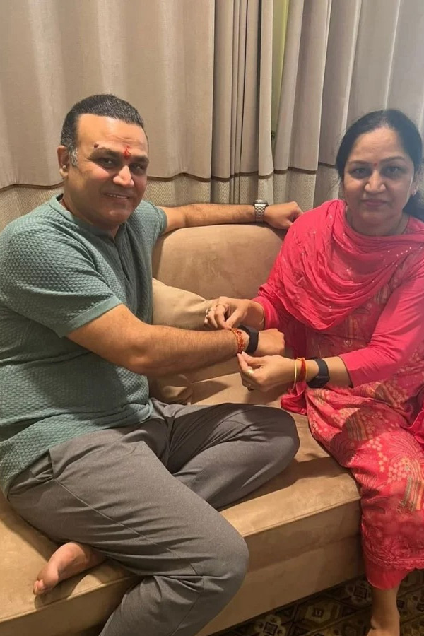 cricketers_20Tying_20Rakhi_20with_20Their_20sisters_20Photos_20_282_29.jpg 4