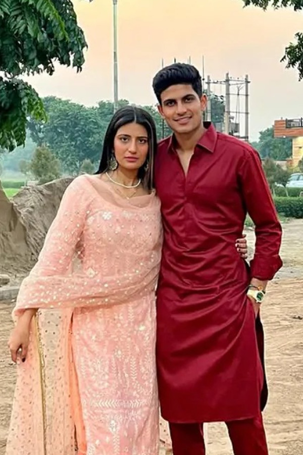cricketers_20Tying_20Rakhi_20with_20Their_20sisters_20Photos_20_283_29.jpg 5