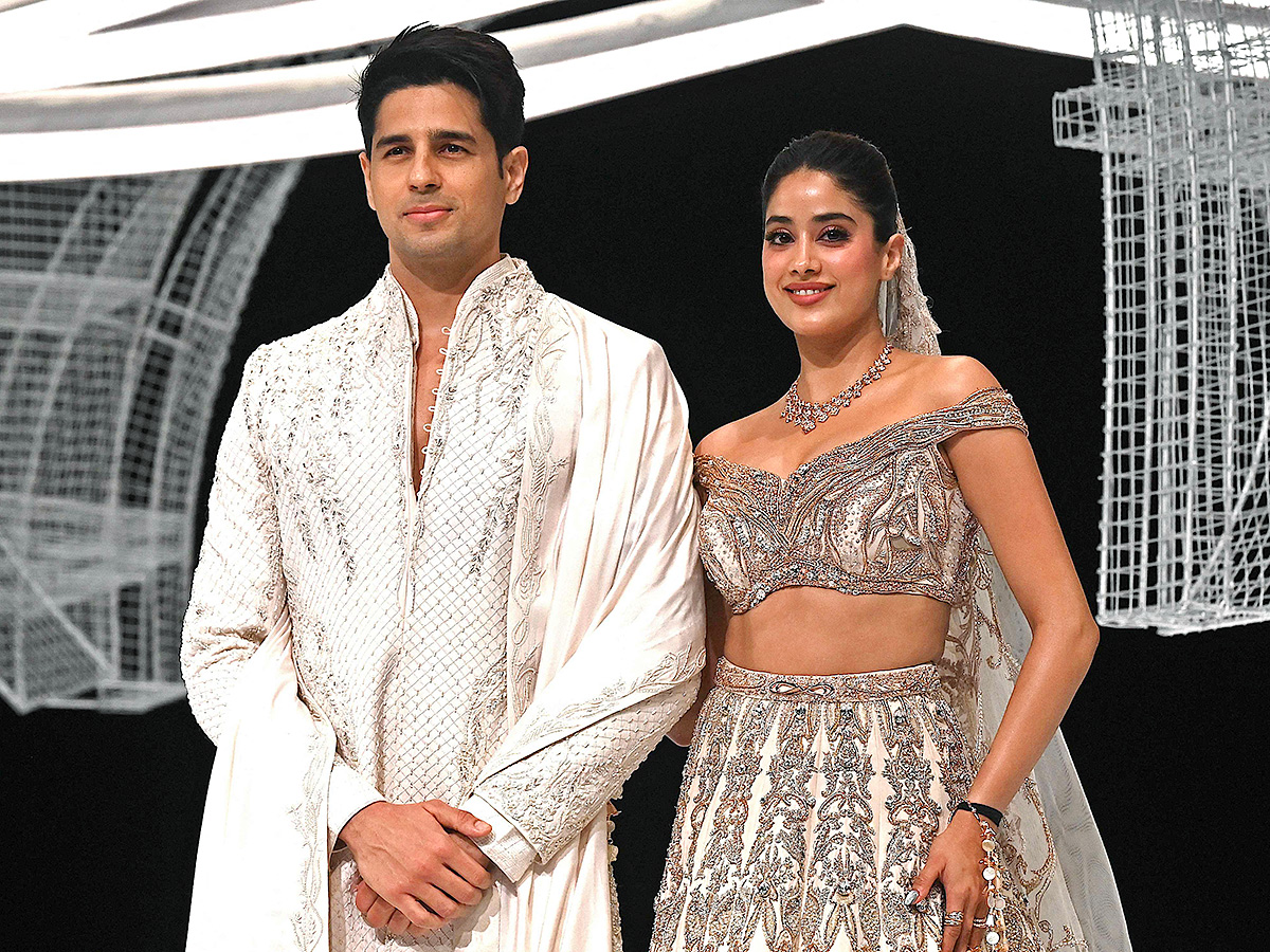 Fashion_20Designer_20Gaurav_20Gupta_20Bridal_20Couture_20Show_20Photos_24.jpg 24