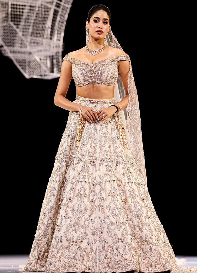 Fashion_20Designer_20Gaurav_20Gupta_20Bridal_20Couture_20Show_20Photos_6.jpg 6