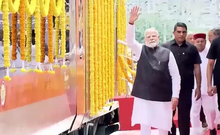 PM-Modi-flags-off-3-Vande-B.jpg
