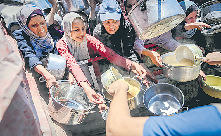 Palestinians-receive-food-i.jpg