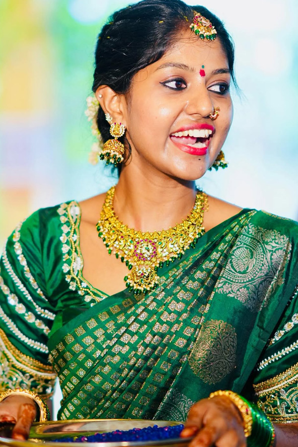 Singer_20Madhu_20Priya_20Emotional_20Post_20About_20Her_20parents_20Photos_20_282_29.jpg 2