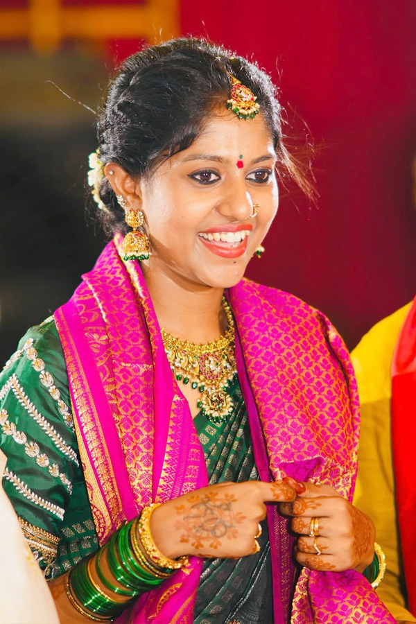 Singer_20Madhu_20Priya_20Emotional_20Post_20About_20Her_20parents_20Photos_20_284_29.jpg 3
