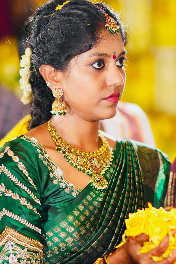 Singer_20Madhu_20Priya_20Emotional_20Post_20About_20Her_20parents_20Photos_20_288_29.jpg 6