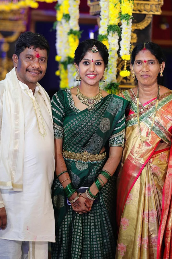 Singer_20Madhu_20Priya_20Emotional_20Post_20About_20Her_20parents_20Photos_20_289_29.jpg 7