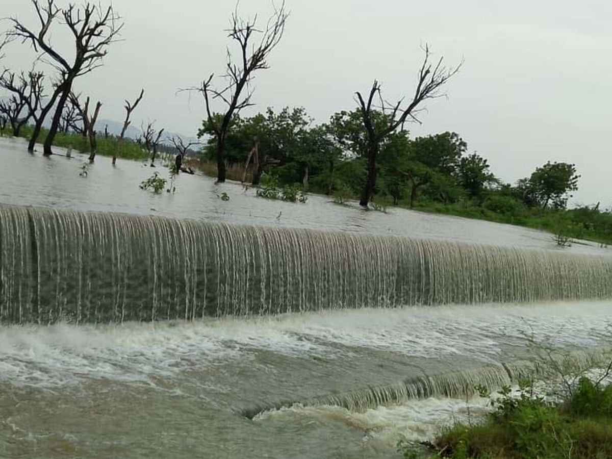 Heavy_20Rains_20In_20Telugu_20States_20Photos_20_2812_29.jpg 13