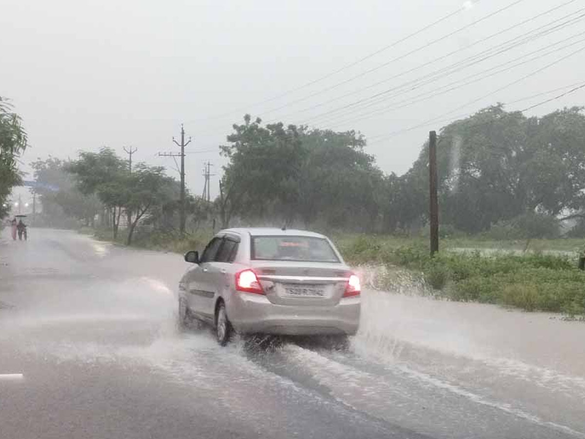 Heavy_20Rains_20In_20Telugu_20States_20Photos_20_2824_29.jpg 25