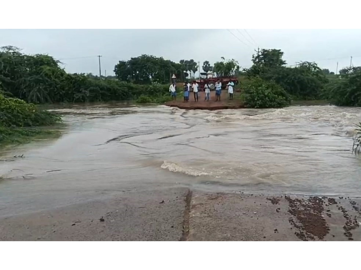 Heavy_20Rains_20In_20Telugu_20States_20Photos_20_2830_29.jpg 31