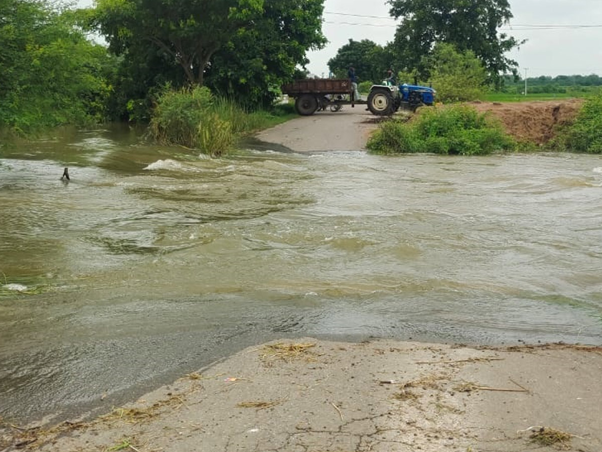 Heavy_20Rains_20In_20Telugu_20States_20Photos_20_2831_29.jpg 32