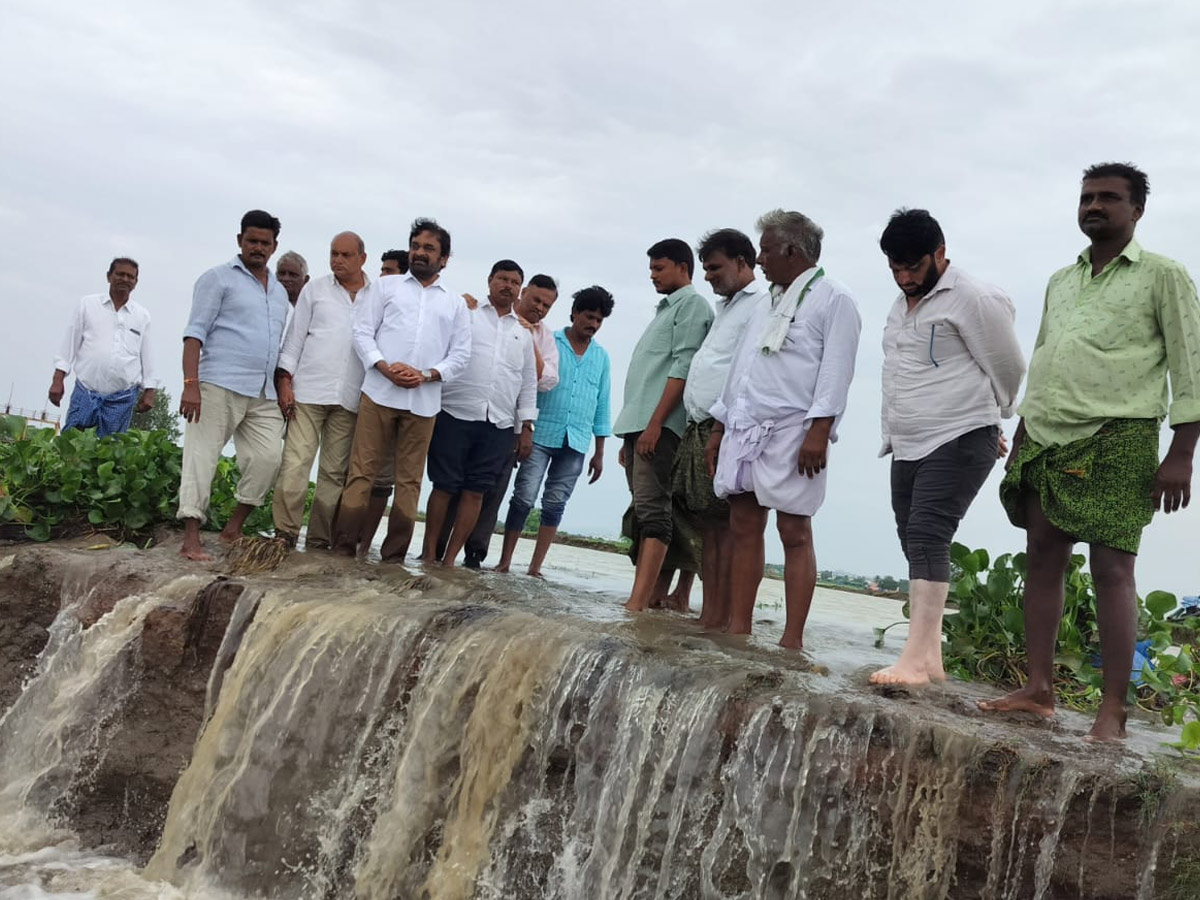 Heavy_20Rains_20In_20Telugu_20States_20Photos_20_2834_29.jpg 35