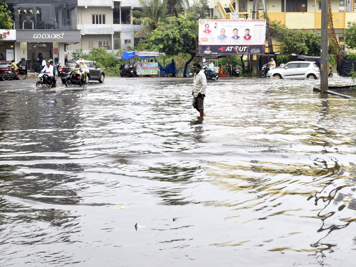 Heavy_20Rains_20In_20Telugu_20States_20Photos_20_2840_29.jpg 41