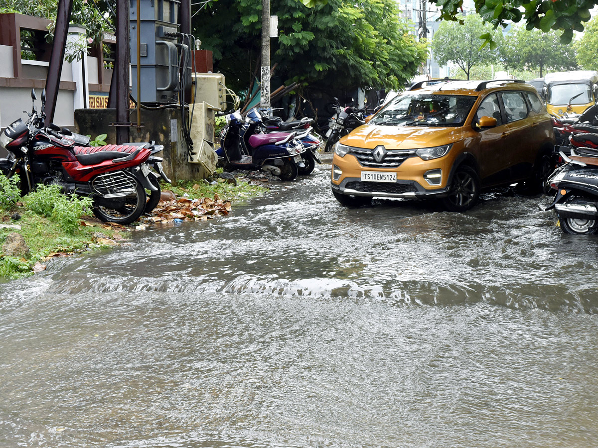 Heavy_20Rains_20In_20Telugu_20States_20Photos_20_2841_29.jpg 42
