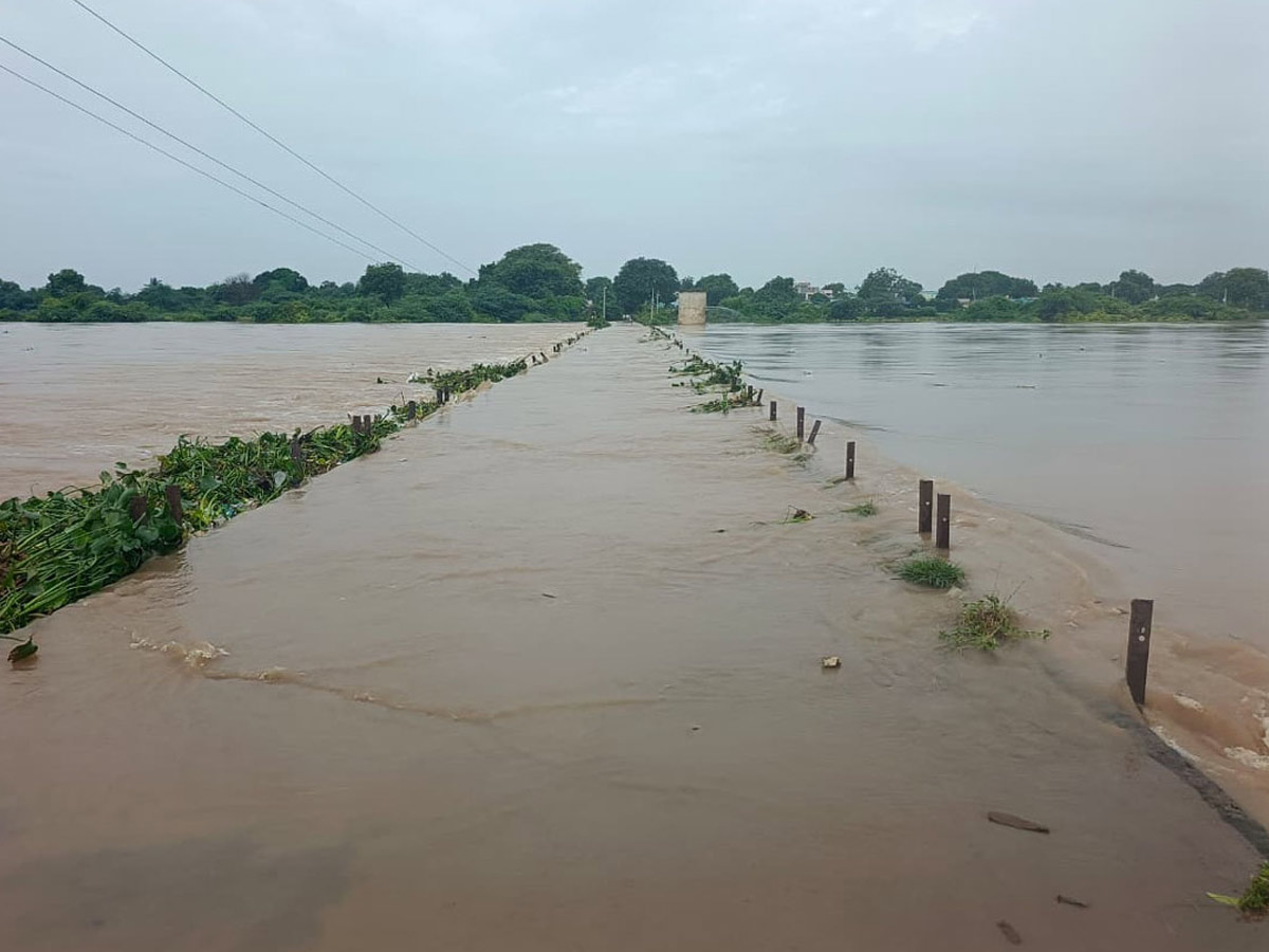 Heavy_20Rains_20In_20Telugu_20States_20Photos_20_284_29.jpg 5