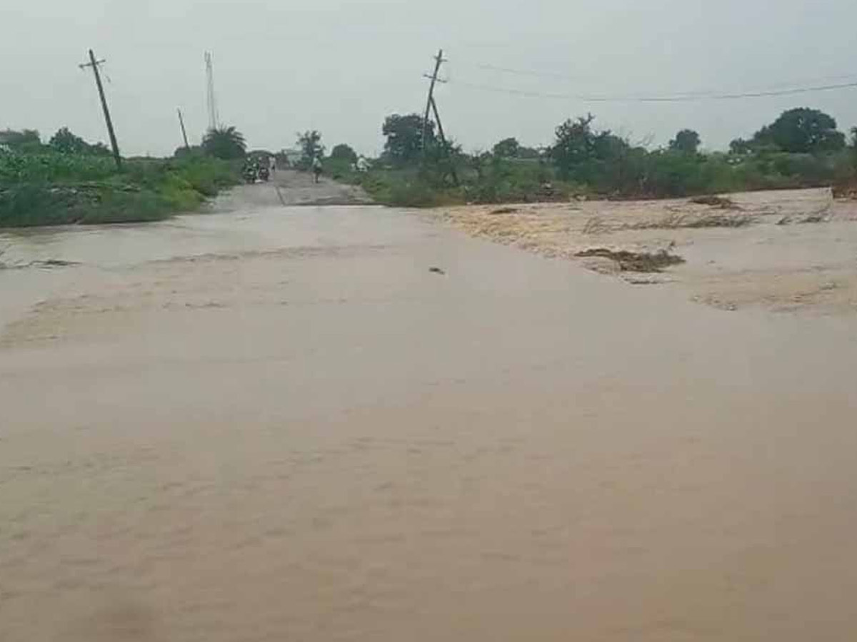 Heavy_20Rains_20In_20Telugu_20States_20Photos_20_285_29.jpg 6