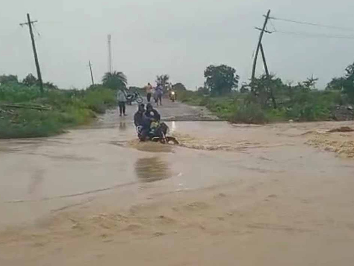 Heavy_20Rains_20In_20Telugu_20States_20Photos_20_286_29.jpg 7