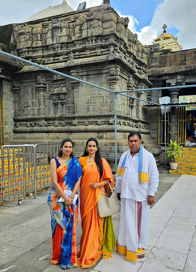 Tollywood_20Actress_20Laya_20At_20Simhachalam_20Temple_20Photos__20_2810_29.jpg 10