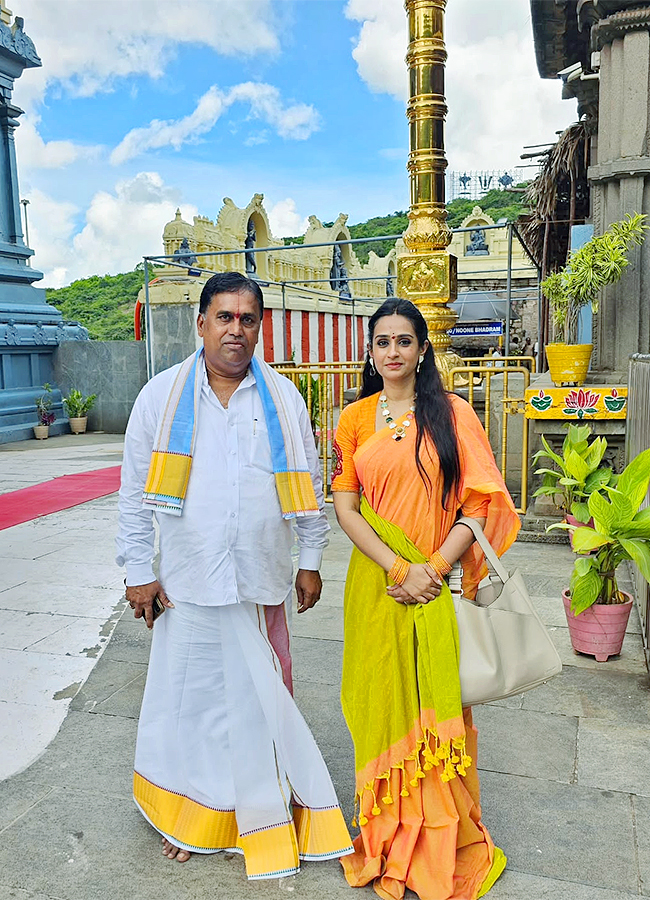 Tollywood_20Actress_20Laya_20At_20Simhachalam_20Temple_20Photos__20_2811_29.jpg 11
