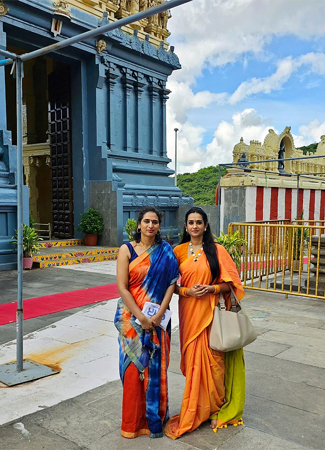 Tollywood_20Actress_20Laya_20At_20Simhachalam_20Temple_20Photos__20_2812_29.jpg 12