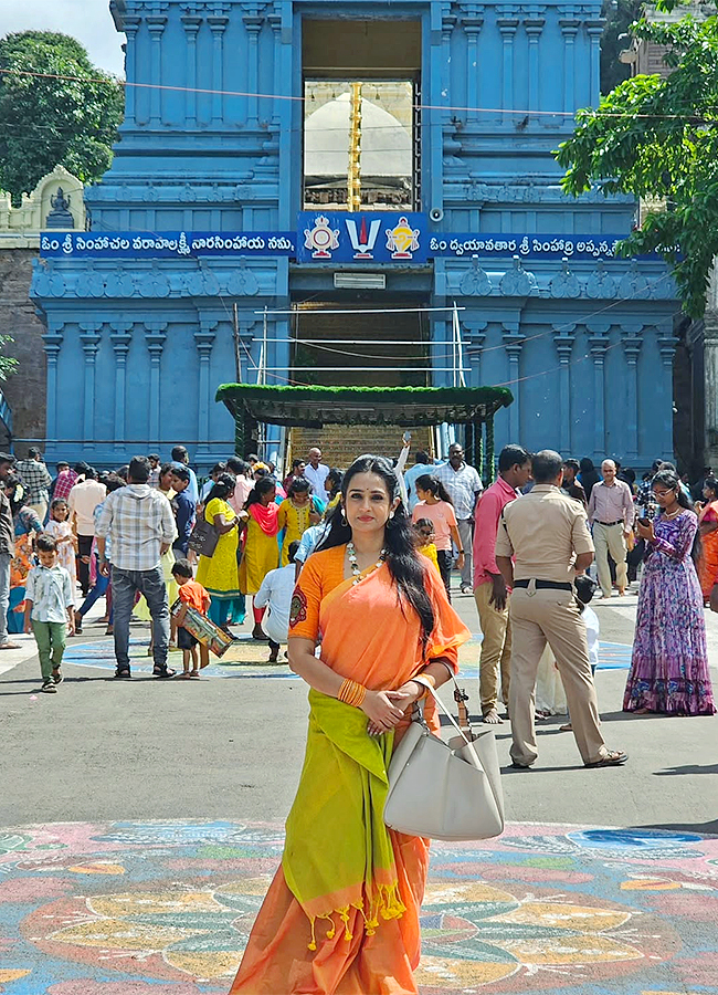 Tollywood_20Actress_20Laya_20At_20Simhachalam_20Temple_20Photos__20_283_29.jpg 3