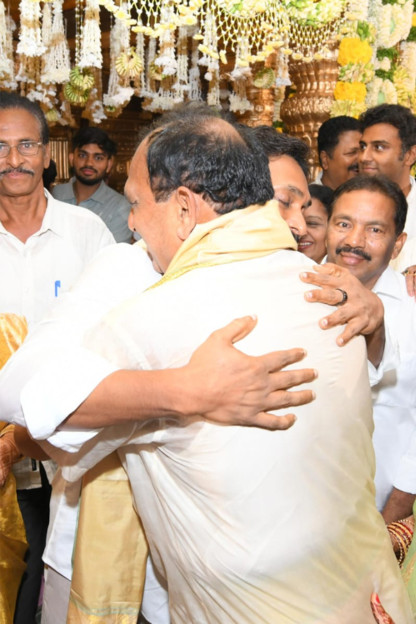 YS_20Jagan_20Attend_20YSRCP_20Puppala_20Vasubabu_20Daughter_20Marriage_20In_20Bhimavaram_20Photos_20_281_29.jpg 4