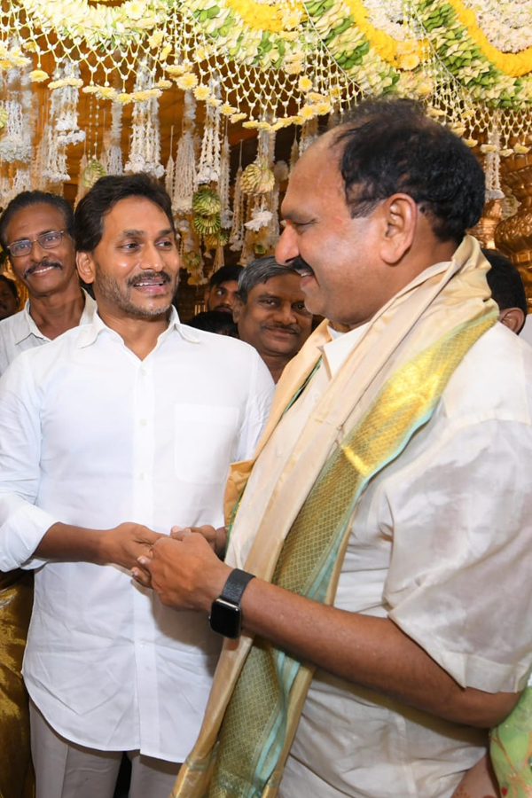 YS_20Jagan_20Attend_20YSRCP_20Puppala_20Vasubabu_20Daughter_20Marriage_20In_20Bhimavaram_20Photos_20_282_29.jpg 5