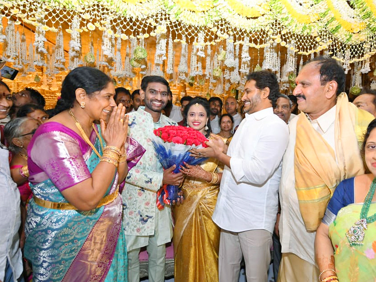 YS_20Jagan_20Attend_20YSRCP_20Puppala_20Vasubabu_20Daughter_20Marriage_20In_20Bhimavaram_20Photos_20_283_29.jpg 2