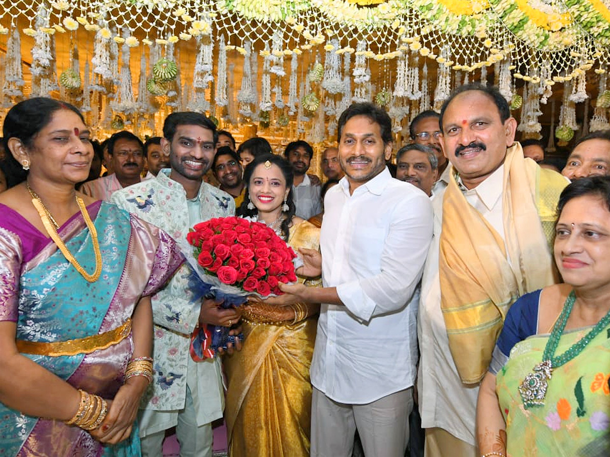 YS_20Jagan_20Attend_20YSRCP_20Puppala_20Vasubabu_20Daughter_20Marriage_20In_20Bhimavaram_20Photos_20_284_29.jpg 3