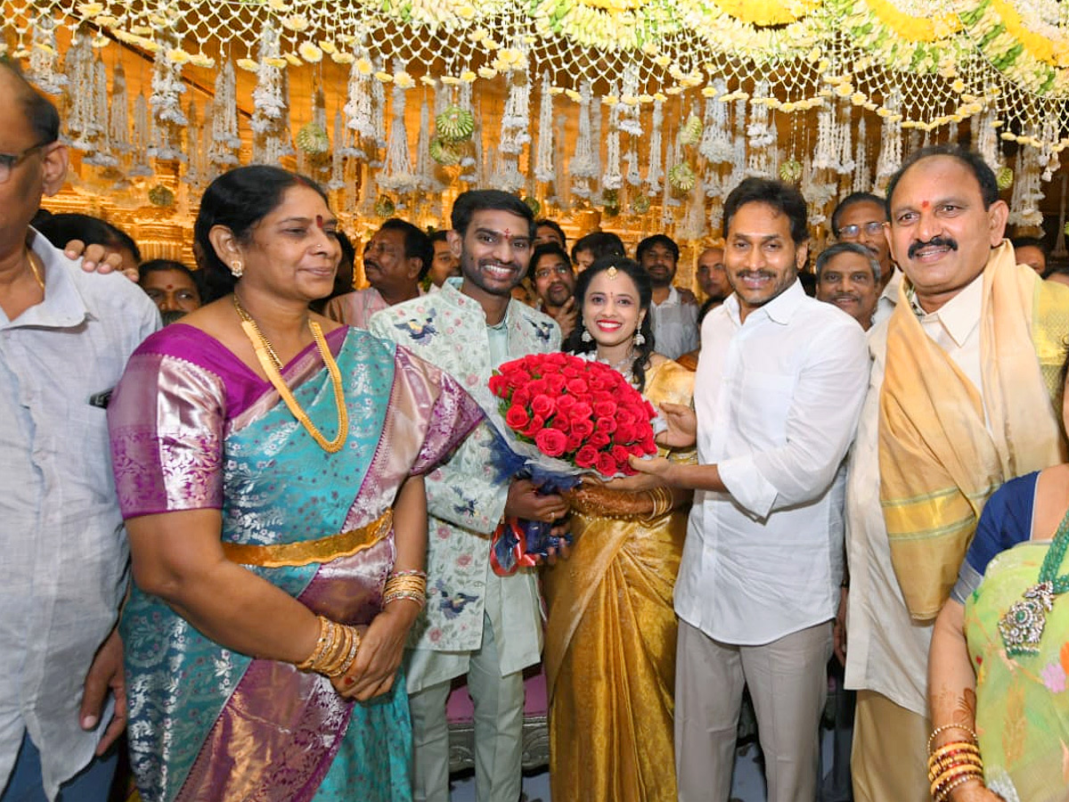 YS_20Jagan_20Attend_20YSRCP_20Puppala_20Vasubabu_20Daughter_20Marriage_20In_20Bhimavaram_20Photos_20_285_29.jpg 1