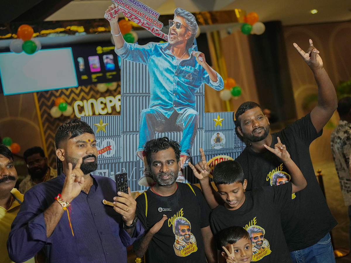 Rajinikanth_20Coolie_20Movie_20Watching_20in_20Dhanush_20Viral_20Photos_20Gose_12.jpg 12