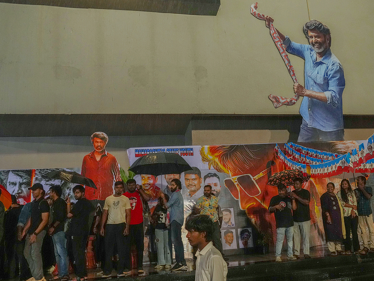 Rajinikanth_20Coolie_20Movie_20Watching_20in_20Dhanush_20Viral_20Photos_20Gose_14.jpg 14