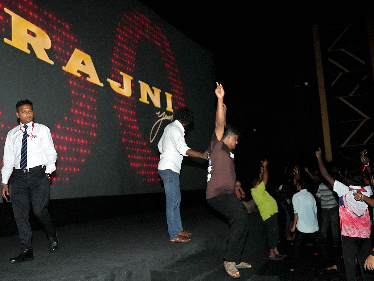 Rajinikanth_20Coolie_20Movie_20Watching_20in_20Dhanush_20Viral_20Photos_20Gose_5.jpg 5