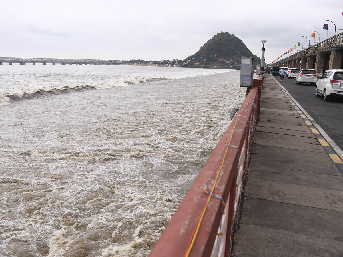 Rising_20Flood_20at_20Prakasam_20Barrage_20Photos_1.jpg 1