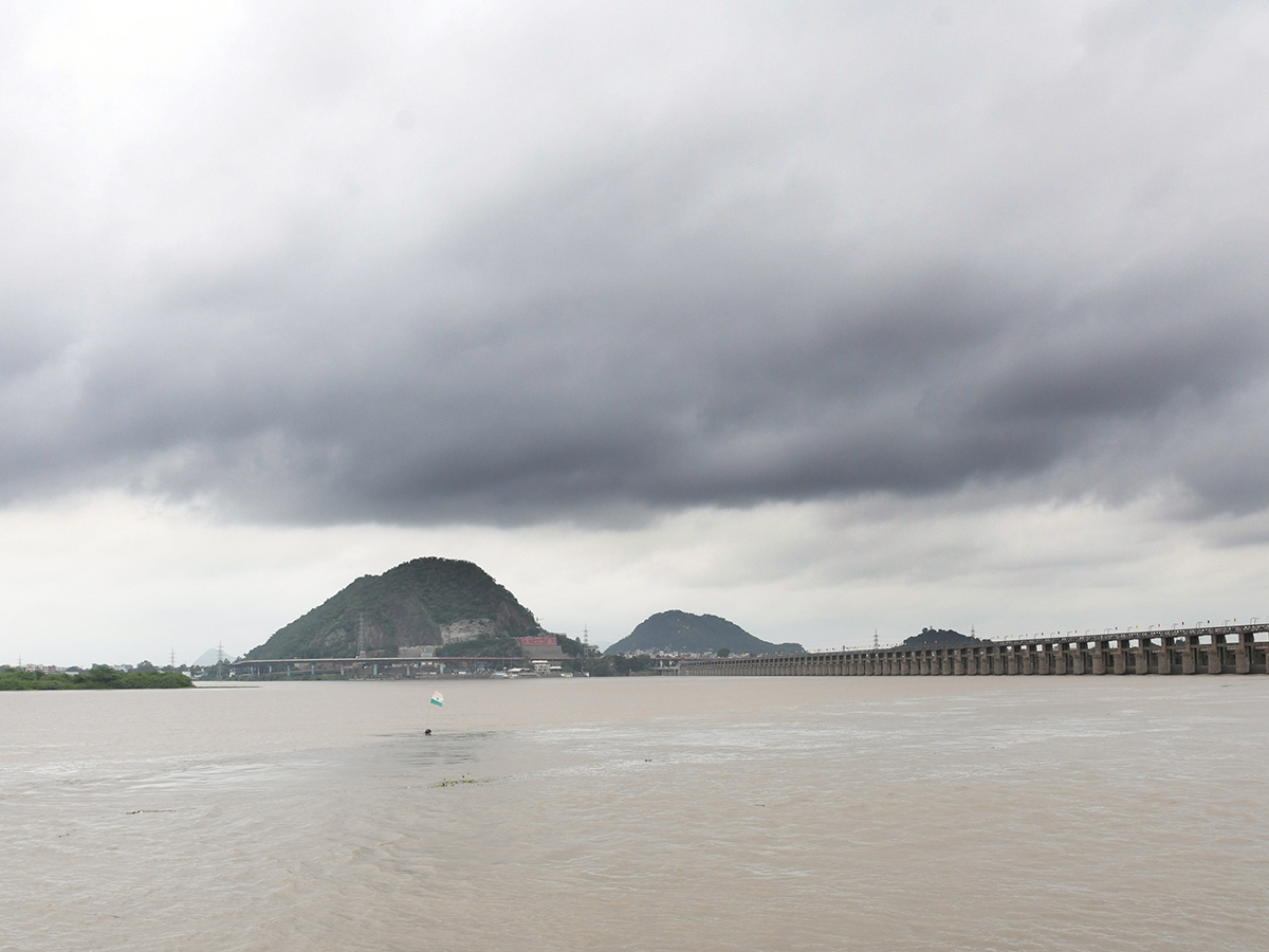 Rising_20Flood_20at_20Prakasam_20Barrage_20Photos_10.jpg 10
