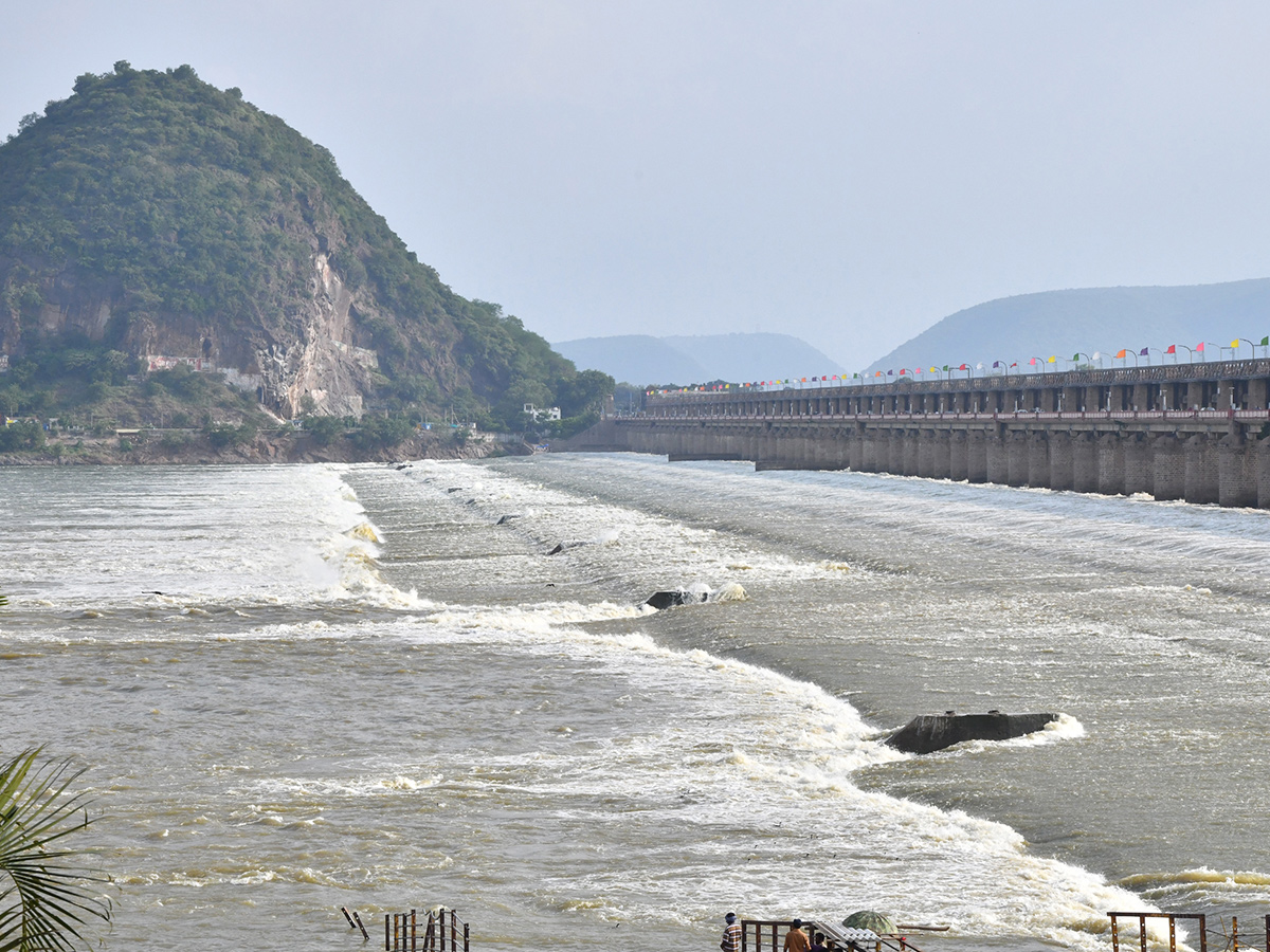 Rising_20Flood_20at_20Prakasam_20Barrage_20Photos_12.jpg 12