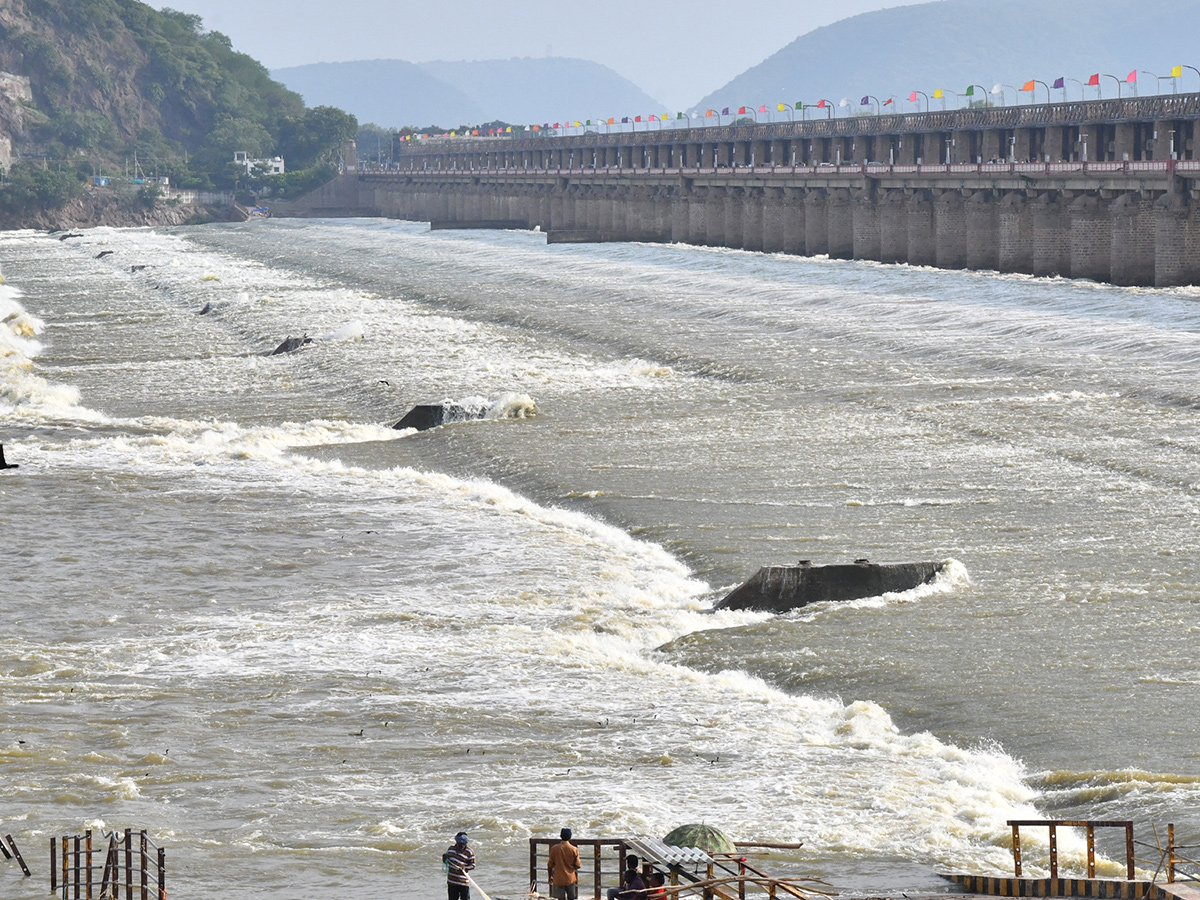 Rising_20Flood_20at_20Prakasam_20Barrage_20Photos_13.jpg 13