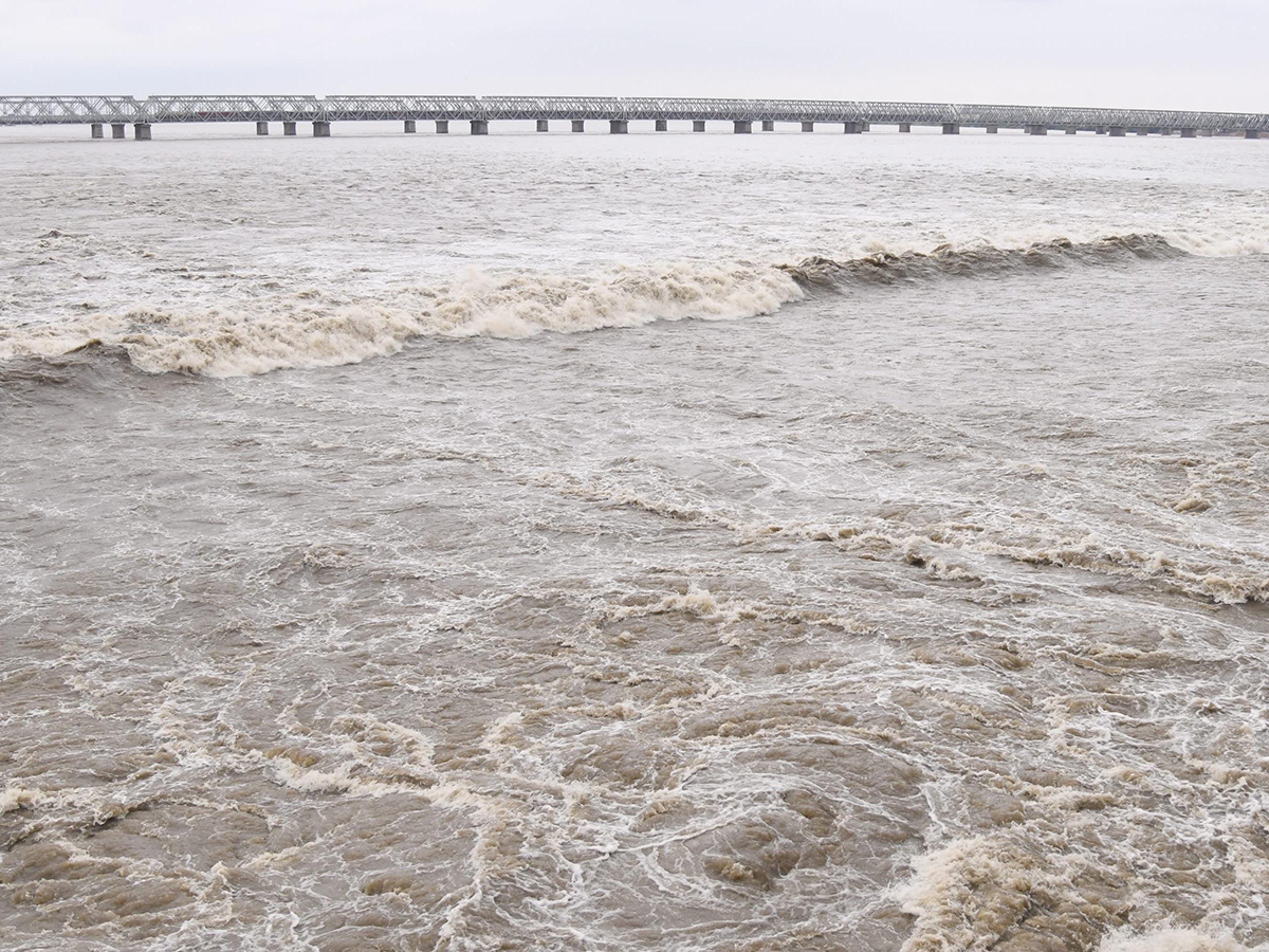 Rising_20Flood_20at_20Prakasam_20Barrage_20Photos_2.jpg 2