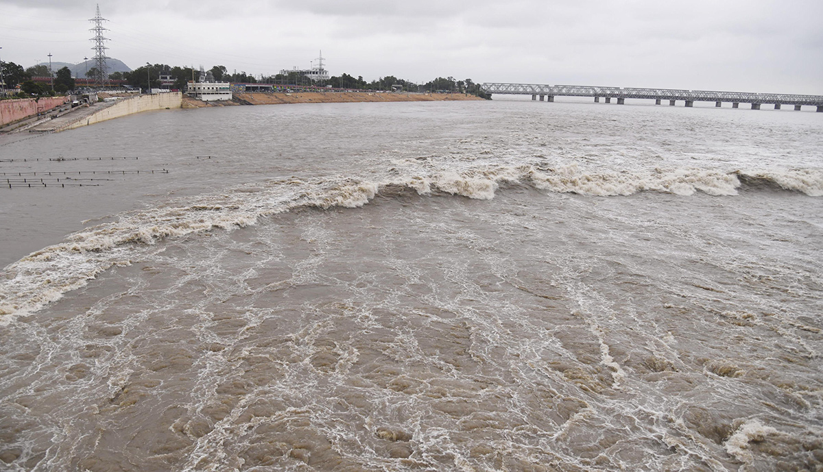 Rising_20Flood_20at_20Prakasam_20Barrage_20Photos_3.jpg 3