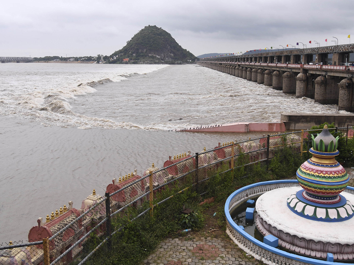 Rising_20Flood_20at_20Prakasam_20Barrage_20Photos_4.jpg 4