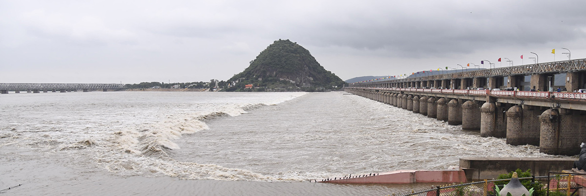 Rising_20Flood_20at_20Prakasam_20Barrage_20Photos_8.jpg 8