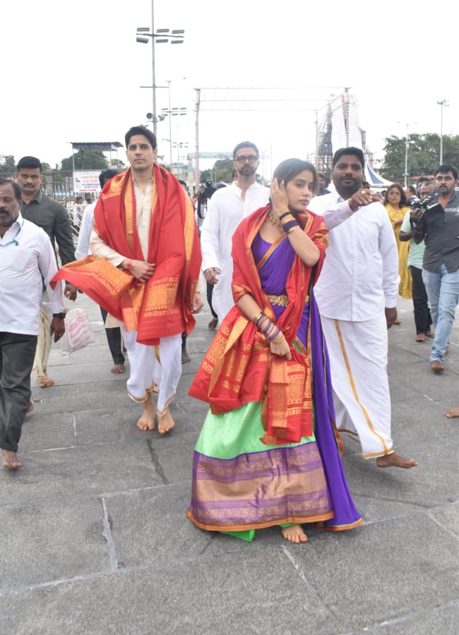 jahnavi_20kapoor_20at_20tirumala1.jpg 2