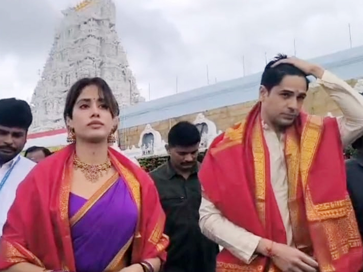 jahnavi_20kapoor_20at_20tirumala10.jpg 11