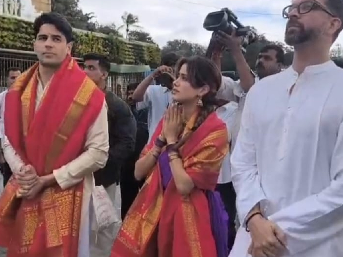 jahnavi_20kapoor_20at_20tirumala14.jpg 15