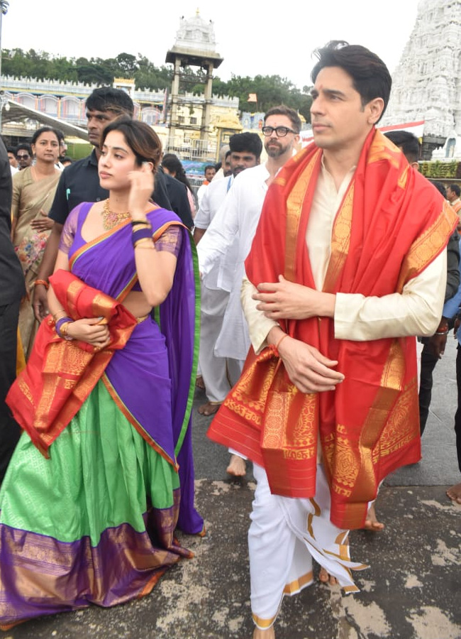 jahnavi_20kapoor_20at_20tirumala2.jpg 3