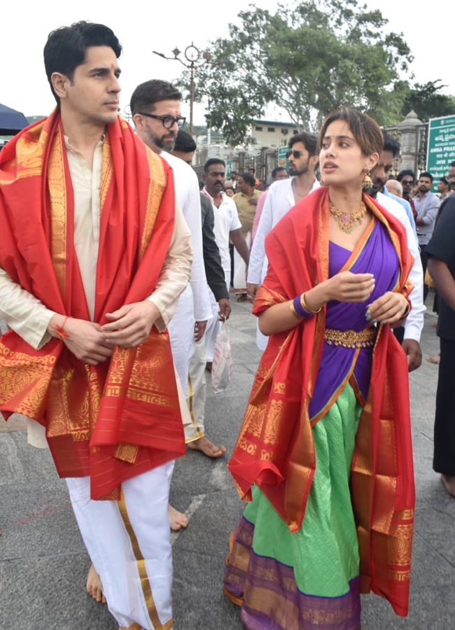 jahnavi_20kapoor_20at_20tirumala3.jpg 4